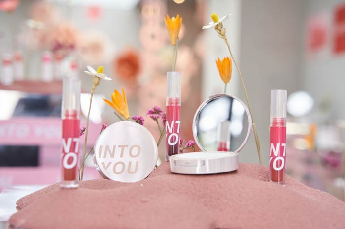 INTO YOUy־溵tȦD(zhun)(gu)؛ʊyL(fng)